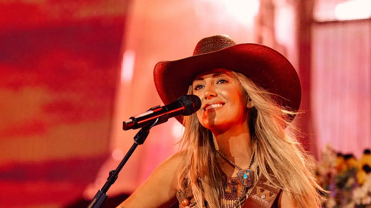 Lainey Wilson performing live in Nashville, 2024